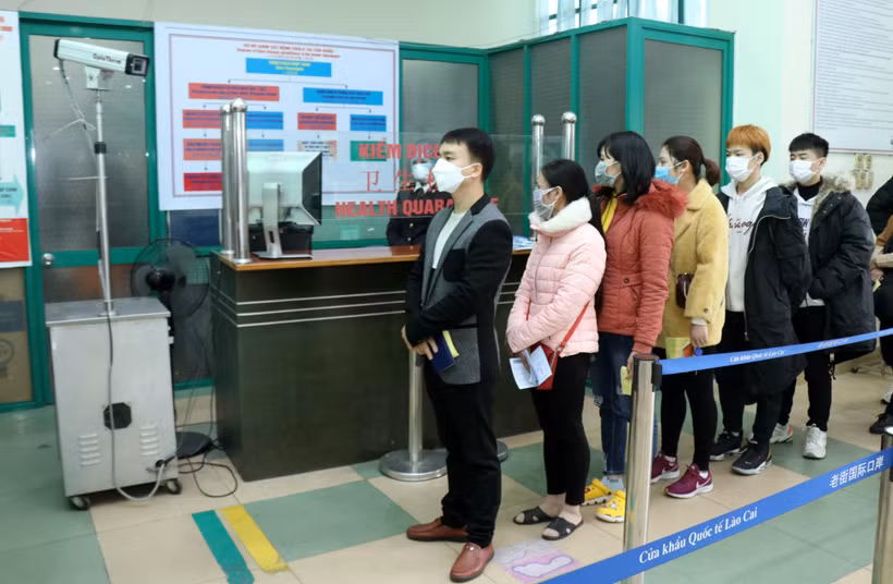 Tất cả các cư dân biên giới khi nhập cảnh vào Việt Nam đều phải qua kiểm tra hệ thống may soi thân nhiệt từ xa. (Ảnh: Quốc Khánh/TTXVN)