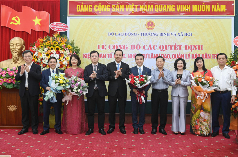 Bộ trưởng Đào Ngọc Dung và lãnh đạo Bộ LĐ-TB&XH, Thứ trưởng Bộ Thông tin và Truyền thông Nguyễn Thanh Lâm, Vụ trưởng Vụ Báo chí - Xuất bản (Ban Tuyên giáo Trung ương) Tống Văn Thanh tặng hoa chúc mừng lãnh đạo báo Dân trí. (Nguồn: Dân trí). 