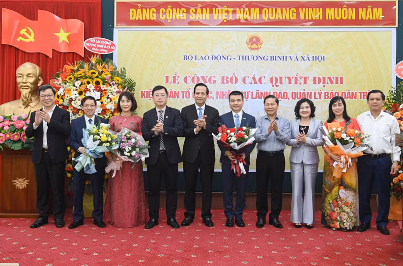 Bộ trưởng Đào Ngọc Dung và lãnh đạo Bộ LĐ-TB&XH, Thứ trưởng Bộ Thông tin và Truyền thông Nguyễn Thanh Lâm, Vụ trưởng Vụ Báo chí - Xuất bản (Ban Tuyên giáo Trung ương) Tống Văn Thanh tặng hoa chúc mừng lãnh đạo báo Dân trí. (Nguồn: Dân trí). 