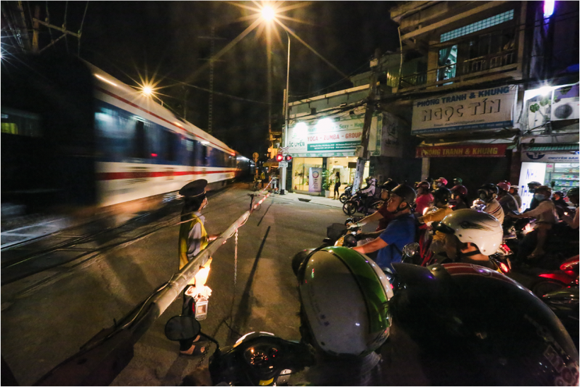 Do dừng chạy tàu khách, những nhân viên gác chắn đường sắt đang phải nghỉ việc. (Ảnh: Minh Sơn/Vietnam+)