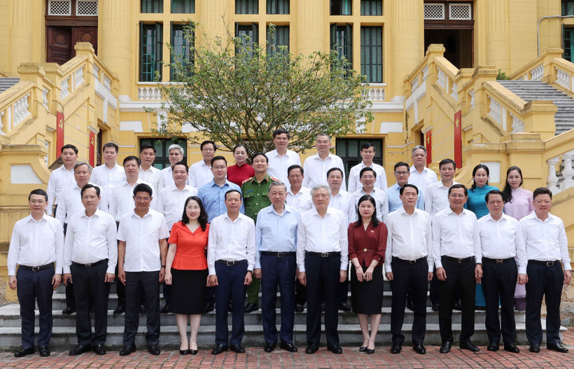 Chủ tịch nước Tô Lâm với lãnh đạo Tòa án Nhân dân Tối cao và các đại biểu. (Ảnh: Nhan Sáng/TTXVN)