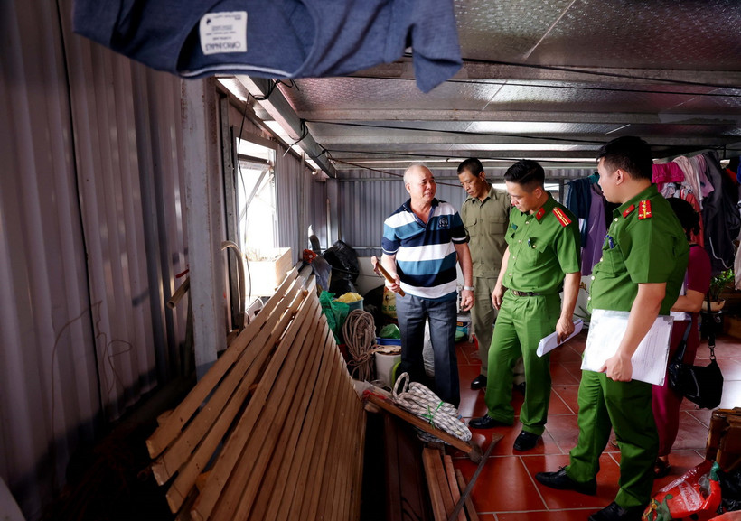 Cán bộ Công an phường Trung Hoà, quận Cầu Giấy kiểm tra, hướng dẫn công tác phòng cháy, chữa cháy tại cơ sở kinh doanh nhà trọ ở đường Nguyễn Ngọc Vũ. (Ảnh: Phạm Kiên/TTXVN)