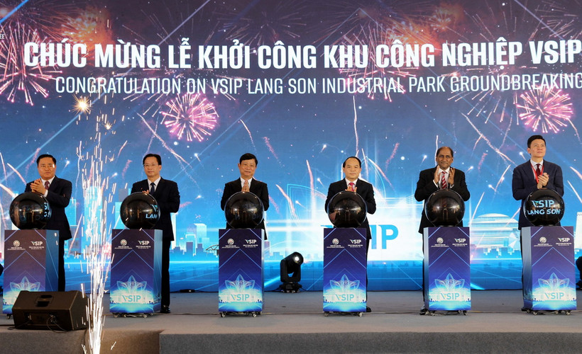 Lãnh đạo tỉnh Lạng Sơn và các đại biểu thực hiện nghi thức khởi công Khu Công nghiệp Việt Nam-Singapore Lạng Sơn. (Ảnh: Văn Đạt/ TTXVN)