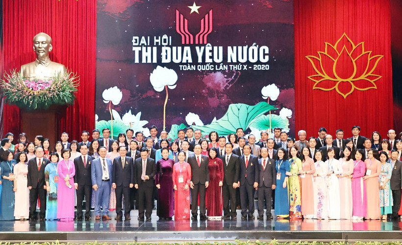 Chủ tịch Quốc hội Nguyễn Thị Kim Ngân, Phó Chủ tịch nước Đặng Thị Ngọc Thịnh, Phó Chủ tịch thứ nhất Hội đồng Thi đua-Khen thưởng Trung ương với các đại biểu tại Đại hội Thi đua yêu nước toàn quốc lần thứ X. (Ảnh: Trọng Đức/TTXVN)