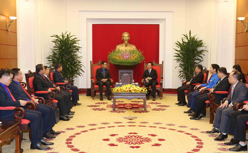 Trưởng Ban Tuyên giáo Trung ương Võ Văn Thưởng tiếp Đoàn đại biểu thanh niên Nhân dân Cách mạng Lào. (Ảnh: Phương Hoa/TTXVN)
