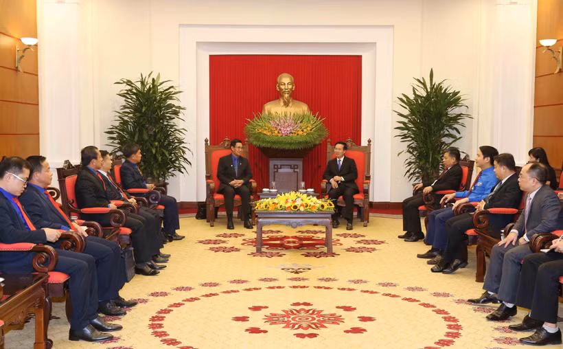 Trưởng Ban Tuyên giáo Trung ương Võ Văn Thưởng tiếp Đoàn đại biểu thanh niên Nhân dân Cách mạng Lào. (Ảnh: Phương Hoa/TTXVN)