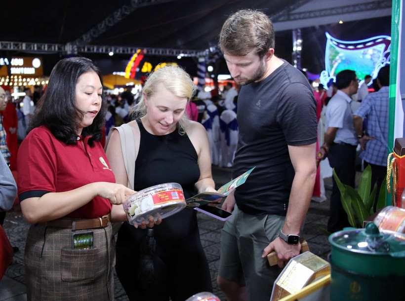 Khách du lịch tìm mua sản phẩm yến sào của tỉnh Ninh Thuận được trưng bày, giới thiệu tại ngày hội. (Ảnh: Trần Lê Lâm/TTXVN)