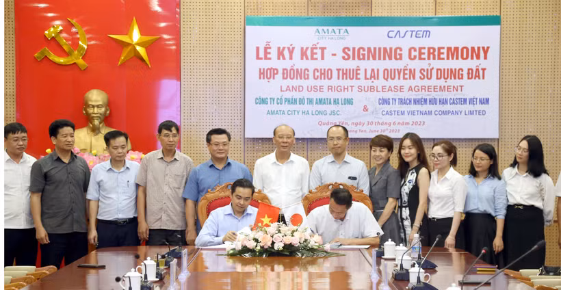 Chiều 30/6/2023, tại thị xã Quảng Yên (Quảng Ninh), Công ty Cổ phần Đô thị Amata Hạ Long và Công ty Trách nhiệm hữu hạn Castem Việt Nam ký kết hợp đồng cho thuê lại quyền sử dụng đất (45 năm) để triển khai dự án gần 19 triệu USD được đầu tư tại Khu công nghiệp Sông Khoai. Đây là doanh nghiệp Nhật Bản đầu tiên đầu tư vào Khu công nghiệp Sông Khoai. (Ảnh: Thanh Vân/TTXVN)