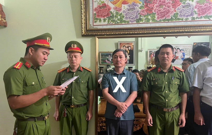 Cơ quan Cảnh sát điều tra Công an tỉnh Lai Châu công bố lệnh khám xét nơi ở của Vũ Văn Hinh. (Ảnh: TTXVN phát)