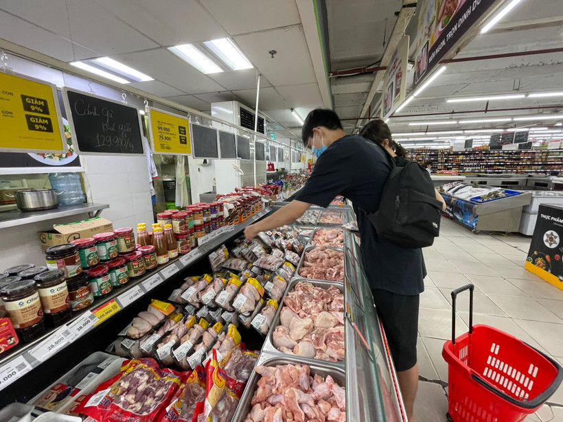 Người dân đang đi mua thịt lợn tại các điểm siêu thị. (Ảnh: Minh Hiếu/Vietnam+)