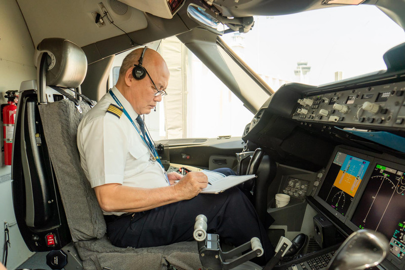 Cơ trưởng Nguyễn Đình Đăng của Đoàn bay 919 thuộc Vietnam Airlines đã có 50 năm cất cánh trên bầu trời. (Ảnh: CTV/Vietnam+)