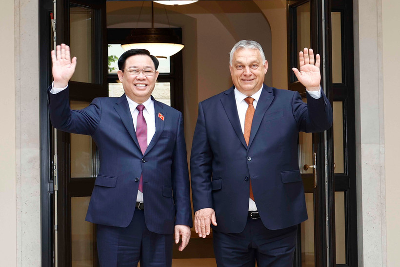 Chủ tịch Quốc hội Vương Đình Huệ và Thủ tướng Hungary Viktor Orbán chụp ảnh chung. (Ảnh: Doãn Tấn/TTXVN)