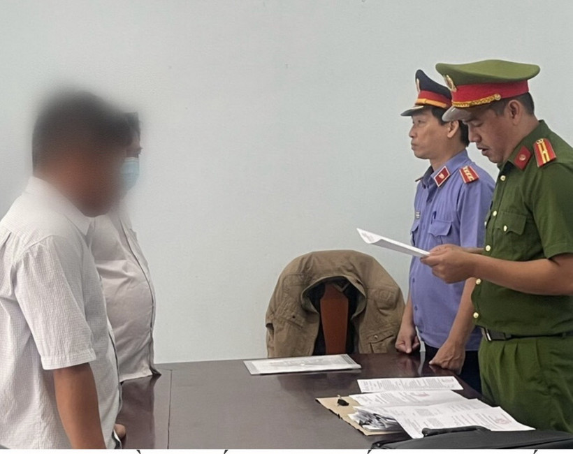 Cơ quan điều tra tống đạt quyết định lệnh bắt tạm giam đối với bị can Nguyễn Văn Thắng. (Ảnh: TTXVN phát)