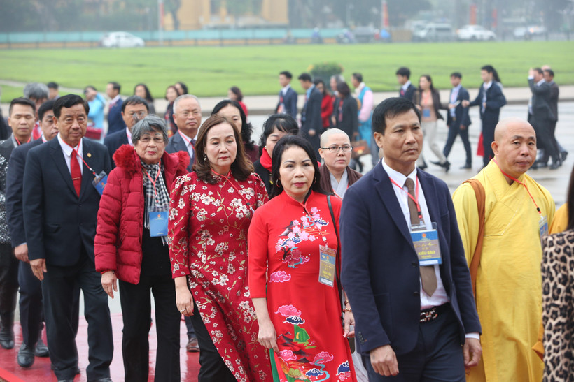 Đoàn Kiều bào tiêu biểu dự Xuân quê hương đặt vòng hoa và vào Lăng viếng Chủ tịch Hồ Chí Minh. (Ảnh: Dương Giang/TTXVN)