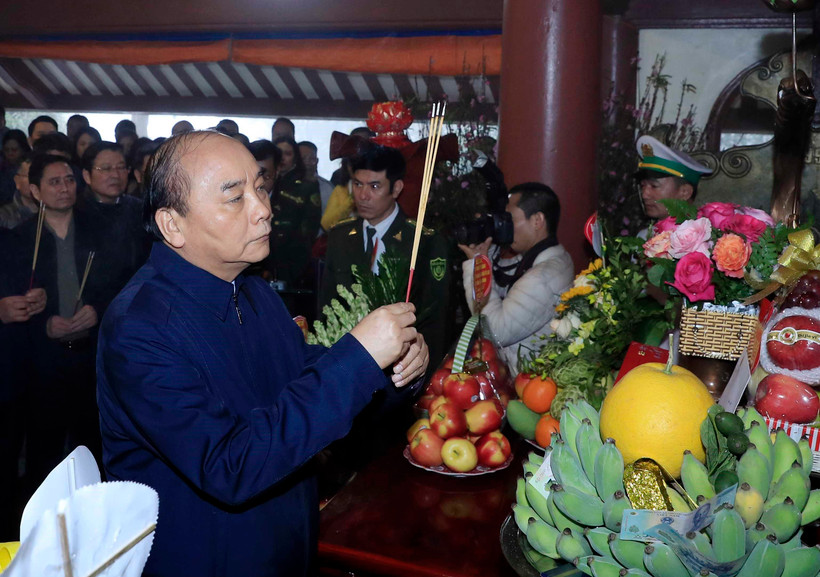 Thủ tướng Nguyễn Xuân Phúc dâng hương tưởng niệm Chủ tịch Hồ Chí Minh tại Đền thờ Bác Hồ trên Đỉnh Vua, Vườn quốc gia Ba Vì, Hà Nội. (Ảnh: Thống Nhất/TTXVN)