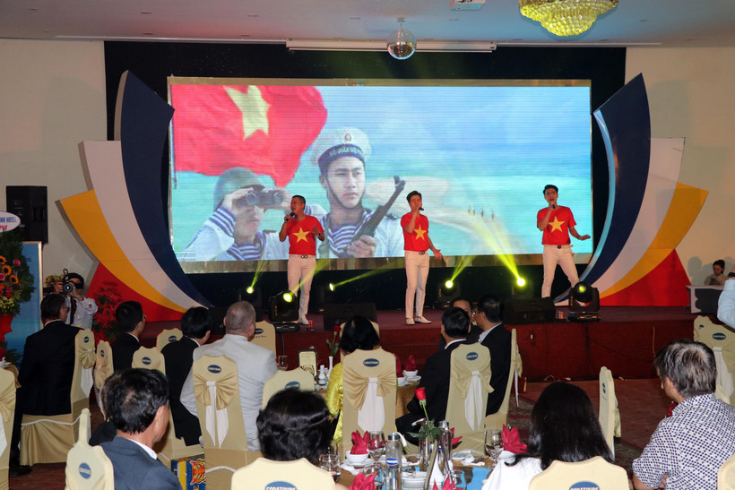 Biểu diễn nghệ thuật trong buổi gặp mặt kiều bào về quê đón Tết năm 2020 tại Đà Nẵng. (Ảnh: Trần Lê Lâm/TTXVN)