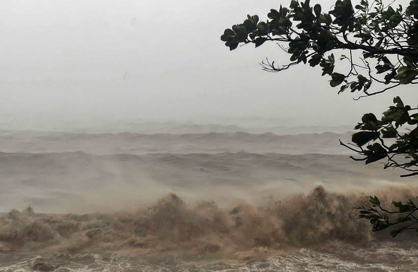 Bão số 3 đổ bộ vào Đồ Sơn (Hải Phòng) từ 13g45 và hiện vẫn đang gây sóng to, gió giật mạnh trên vùng biển này (ảnh chụp lúc 16g30). (Ảnh: Minh Quyết/TTXVN)