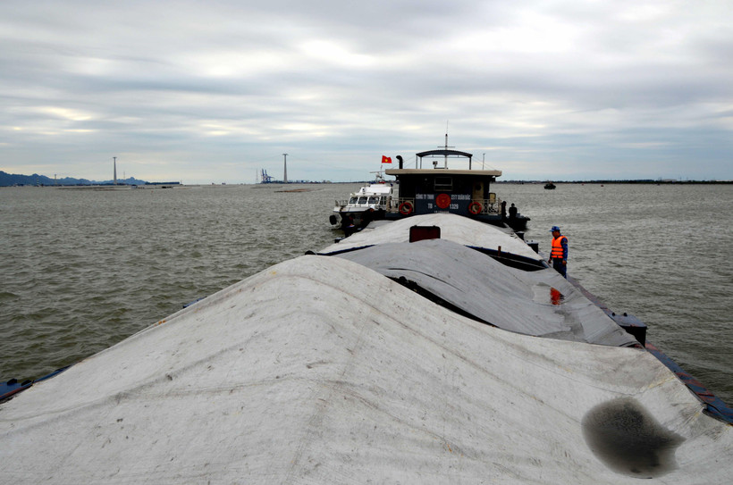 Tàu TB 1329 đã được dẫn giải về khu vực neo đậu an toàn, tiến hành các biện pháp điều tra, xác minh và xử lý theo quy định của pháp luật: (Ảnh: TTXVN)	