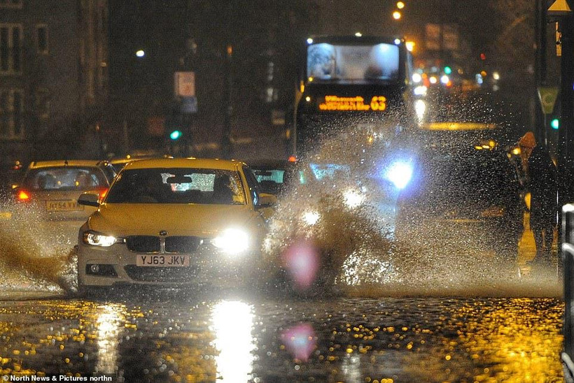 Bão Dennis gây thiệt hại về tài sản và gián đoạn giao thông đường bộ. (Nguồn: Daily Mail)