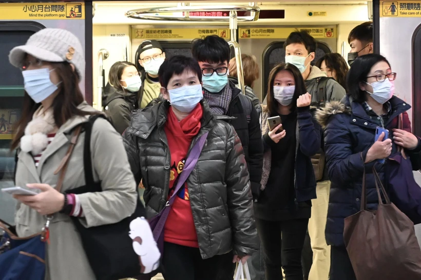 Người dân đeo khẩu trang phòng lây nhiễm virus corona tại Đài Bắc, Đài Loan, Trung Quốc. (Ảnh: AFP/TTXVN)