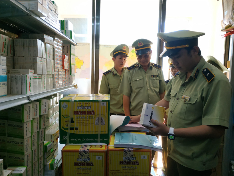 Trong ảnh: Lực lượng chức năng kiểm tra các cơ sở kinh doanh.( Ảnh: Tuấn Anh/TTXVN)