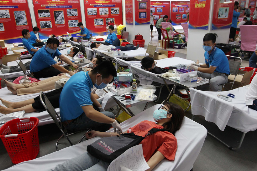 Đông đảo đoàn viên, thanh niên công nhân và lực lượng Công an Thành phố Hồ Chí Minh hiến máu tình nguyện vào sáng 16/2. (Ảnh: Thanh Vũ/TTXVN)