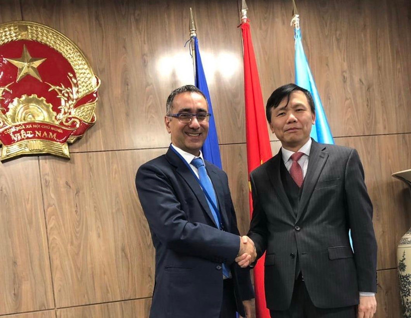 Ông Gilad Cohen và Đại sứ, trưởng phái đoàn Việt Nam tại Liên hợp quốc Đặng Đình Quý. (Nguồn: Vietnam+)