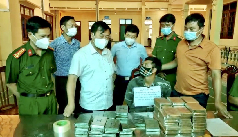 Phó Chủ tịch UBND tỉnh Điện Biên Vừ A Bằng, (áo trắng giữa), cùng Phó Giám đốc Công an tỉnh Điện Biên trực tiếp hỏi cung đối tượng Lầu A Di bị bắt trong chuyên án 621D. (Ảnh: TTXVN phát)