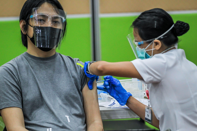 Nhân viên y tế tiêm vaccine phòng COVID-19 cho người dân tại Philippines, ngày 12/5/2021. (Ảnh: THX/TTXVN)