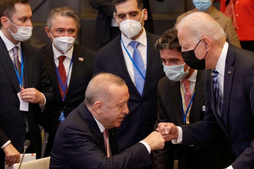 Tổng thống Mỹ Joe Biden (phải) và Tổng thống Thổ Nhĩ Kỳ Recep Tayyip Erdogan (trái) tại cuộc gặp bên lề Hội nghị thượng đỉnh NATO ở Brussels, Bỉ, ngày 14/6/2021. (Ảnh: AFP/TTXVN)