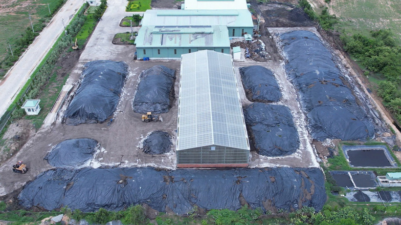 Bãi chứa nguyên liệu tập kết của Nhà máy sản xuất phân bón vi sinh thuộc Công ty Cổ phần Phát triển Nông nghiệp Thành Thành Công, Chi nhánh Gia Lai, nơi phát sinh mùi hôi thối bị người dân phản ánh. (Ảnh: Hoài Nam/ TTXVN)