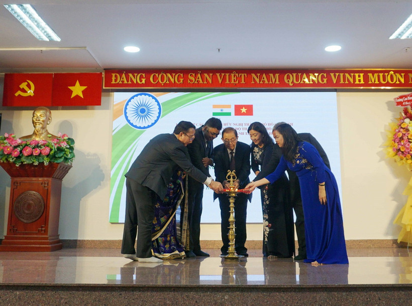 Các đại biểu thực hiện nghi thức thắp đèn cầu chúc an lành, hạnh phúc đến mọi người, một nghi thức truyền thống trong các dịp lễ hội của người dân Ấn Độ. (Ảnh: Thu Hoài/TTXVN)