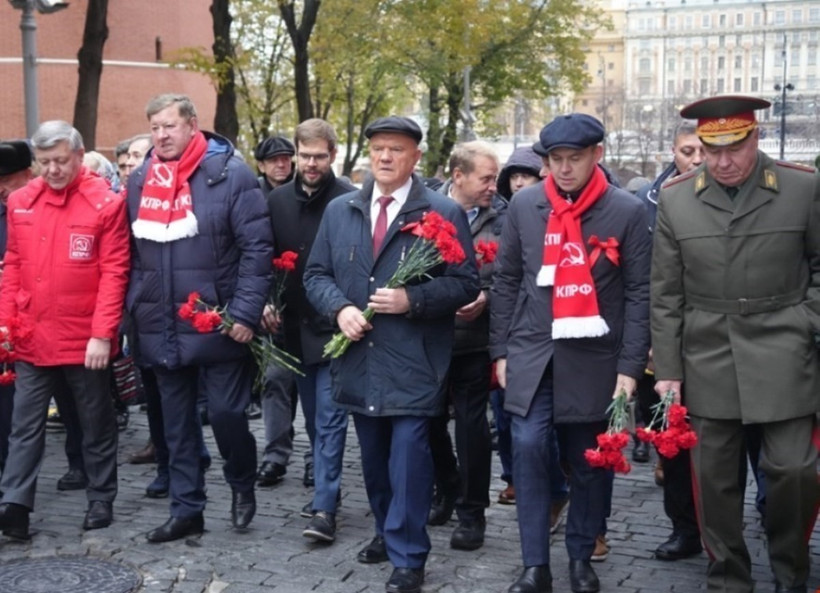 Chủ tịch Đảng Cộng sản LB Nga Evgheni Ziuganov (thứ 3 từ phải) dẫn đầu đoàn người vào đặt hoa tại lăng Lenin trên Quảng trường Đỏ. (Ảnh: Quang Vinh/TTXVN)