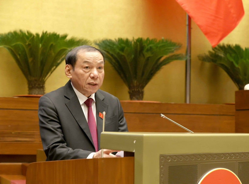 Bộ trưởng Bộ Văn hóa, Thể thao và Du lịch Nguyễn Văn Hùng trình bày Tờ trình về dự án Luật sửa đổi, bổ sung một số điều của Luật Quảng cáo. (Ảnh: Phương Hoa/TTXVN)