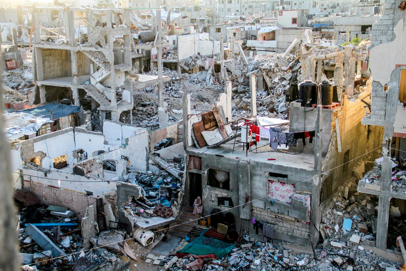 Những tòa nhà bị phá hủy sau cuộc không kích của Israel xuống miền Bắc Dải Gaza. (Ảnh: THX/TTXVN)