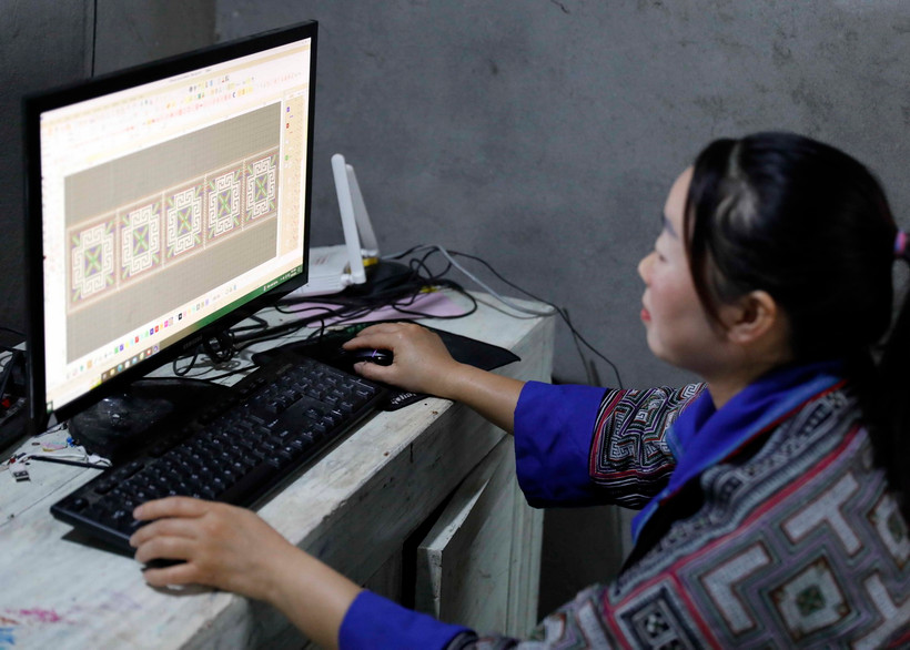 Chị Cứ Thị Dở, dân tộc Mông, ở bản Háng Cháng Lừ, xã Khao Mang, huyện Mù Cang Chải, Yên Bái, thiết kế mẫu thổ cẩm trên máy tính. (Ảnh: Trần Việt/TTXVN)
