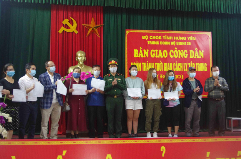 Lễ bàn giao 109 công dân trở về địa phương sau khi hoàn thành cách ly tập trung. (Ảnh: Đinh Tuấn/TTXVN)