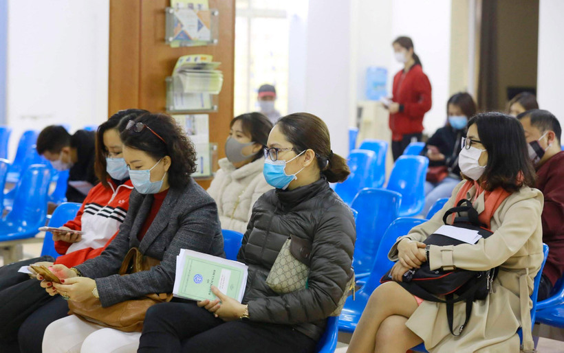 Người lao động đến làm thủ tục bảo hiểm thất nghiệp tại Trung tâm Dịch vụ việc làm Hà Nội. (Ảnh: Anh Tuấn/TTXVN)