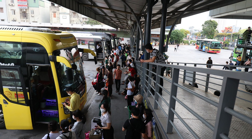 Các bến xe tại Hà Nội đang bị sụt giảm hành khách quay trở lại đón xe khách tuyến cố định. (Ảnh: Hoài Nam/Vietnam+)