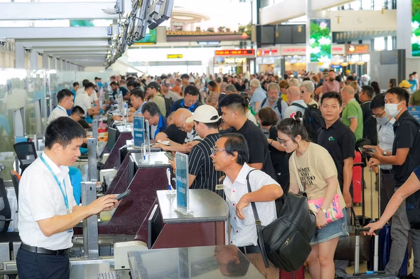 Hành khách làm thủ tục bay tại Cảng Hàng không Quốc tế Nội Bài. (Ảnh: PV/Vietnam+)