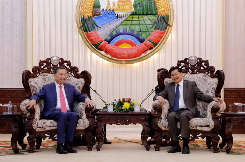 Thủ tướng Lào Thongloun Sisoulith tiếp thân mật Bộ trưởng Tô Lâm cùng Đoàn. (Ảnh: Phạm Kiên/Vietnam+)