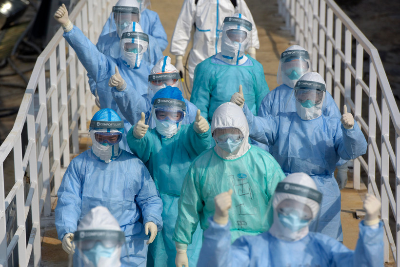 Nhân viên y tế làm việc tại bệnh viện dã chiến Hỏa Thần Sơn ở Vũ Hán, tỉnh Hồ Bắc, Trung Quốc, ngày 4/2/2020. (Ảnh: THX/TTXVN)