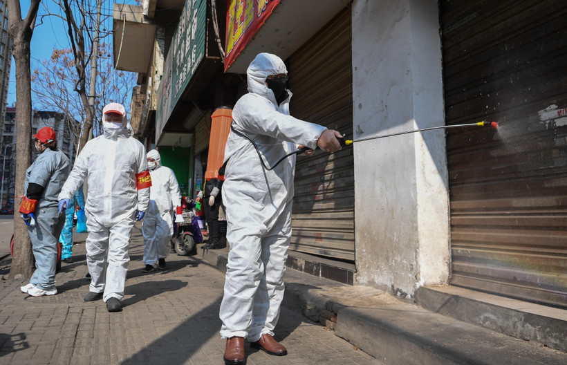 Tình nguyện viên phun thuốc khử trùng nhằm ngăn chặn sự lây lan của virus corona chủng mới tại Vũ Hán, tỉnh Hồ Bắc, Trung Quốc, ngày 9/2/2020. (Ảnh: THX/TTXVN)