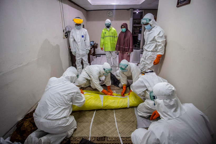 Nhân viên y tế chuyển thi thể bệnh nhân tử vong do COVID-19 tại Bogor, Tây Java, Indonesia, ngày 6/7/2021. (Ảnh: AFP/TTXVN)