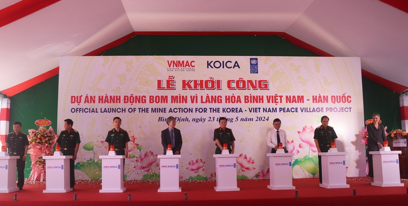 Các đại biểu thực hiện nghi thức bấm nút khởi công dự án. (Ảnh: Sỹ Thắng/TTXVN)