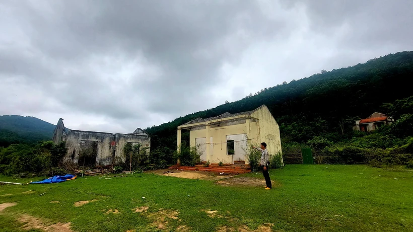 Anh Lý Văn Toàn, xã Vạn Yên cho biết nơi này trước đây là khu vực nhà văn hóa thôn và cánh đồng lúa nhưng do dự án chậm triển khai nên giờ đã hoang tàn. (Ảnh: Thanh Vân/TXVN)