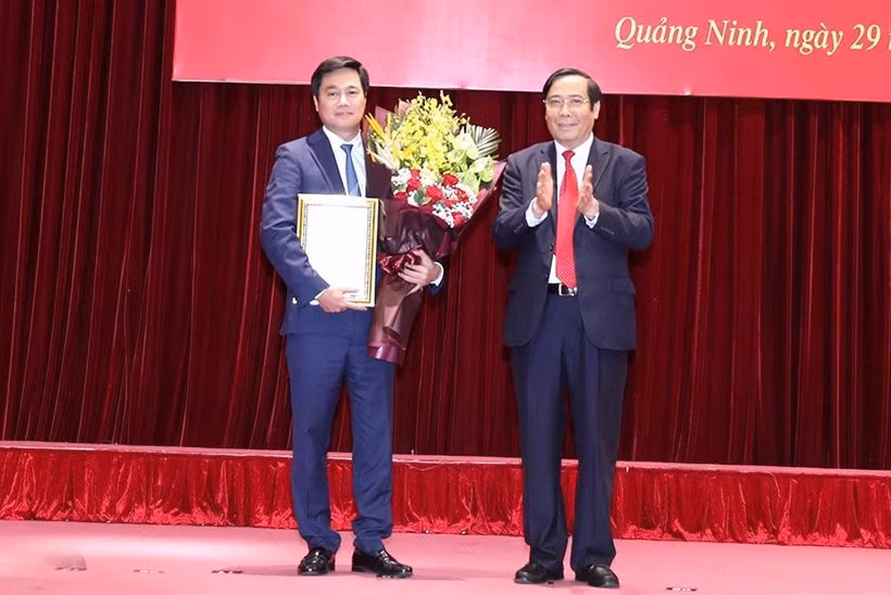 Phó Trưởng ban Thường trực Ban Tổ chức Trung ương Nguyễn Thanh Bình (bên phải) trao Quyết định của Ban Bí thư điều động, luân chuyển, chỉ định đồng chí Nguyễn Tường Văn tham gia Ban Chấp hành, Ban Thường vụ và giữ chức Phó Bí thư Tỉnh ủy Quảng Ninh nhiệm 