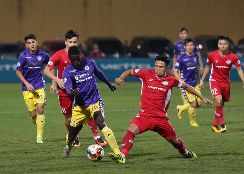 Viettel và Hà Nội FC (áo tím) chia điểm sau trận cầu căng thẳng. (Ảnh: Hiển Nguyễn/Vietnam+)