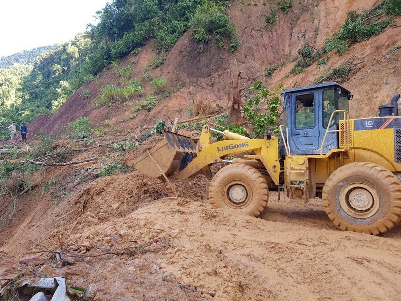 Lực lượng chức năng mở đường vào điểm sạt lở xã trà Vân, huyện Nam Trà My. (Ảnh: TTXVN)