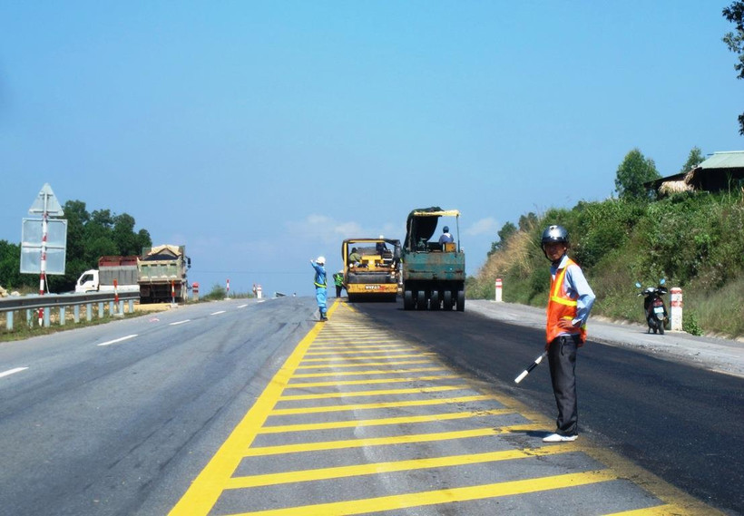 Nhà thầu thi công thẳm nhựa mặt đường trên cao tốc Nội Bài-Lào Cai. (Ảnh: CTV/Vietnam+)